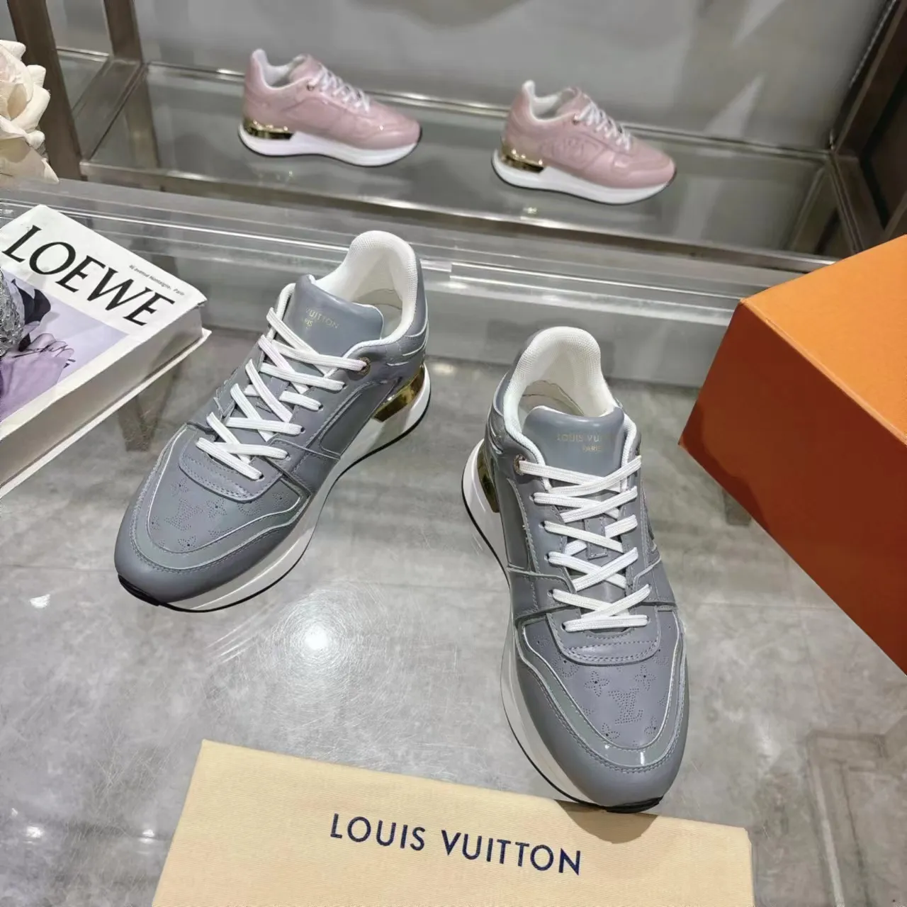 [L Family] P: 760💰Size 35-42 for women, 39-46 for men, (41.42 for women, 45.46 for men, customized) .LV Donkey Brand 🔥🔥LOUIS VUITTON Louis Vuitton's official website synchronizes the 2025 autumn and winter couple's models, which are now on the market, this Neo Run Away sneakers are inspired by running shoes, integrating LV's iconic must-have shoes into the trend. This version is a 1:1 replica of the original version. It is made of two-tone calfskin to highlight its simple lines and unique wedge outsole. Key details include the LV initials on the side and an engraved gold heel stabilizer on the back plus a 2cm hidden insole.